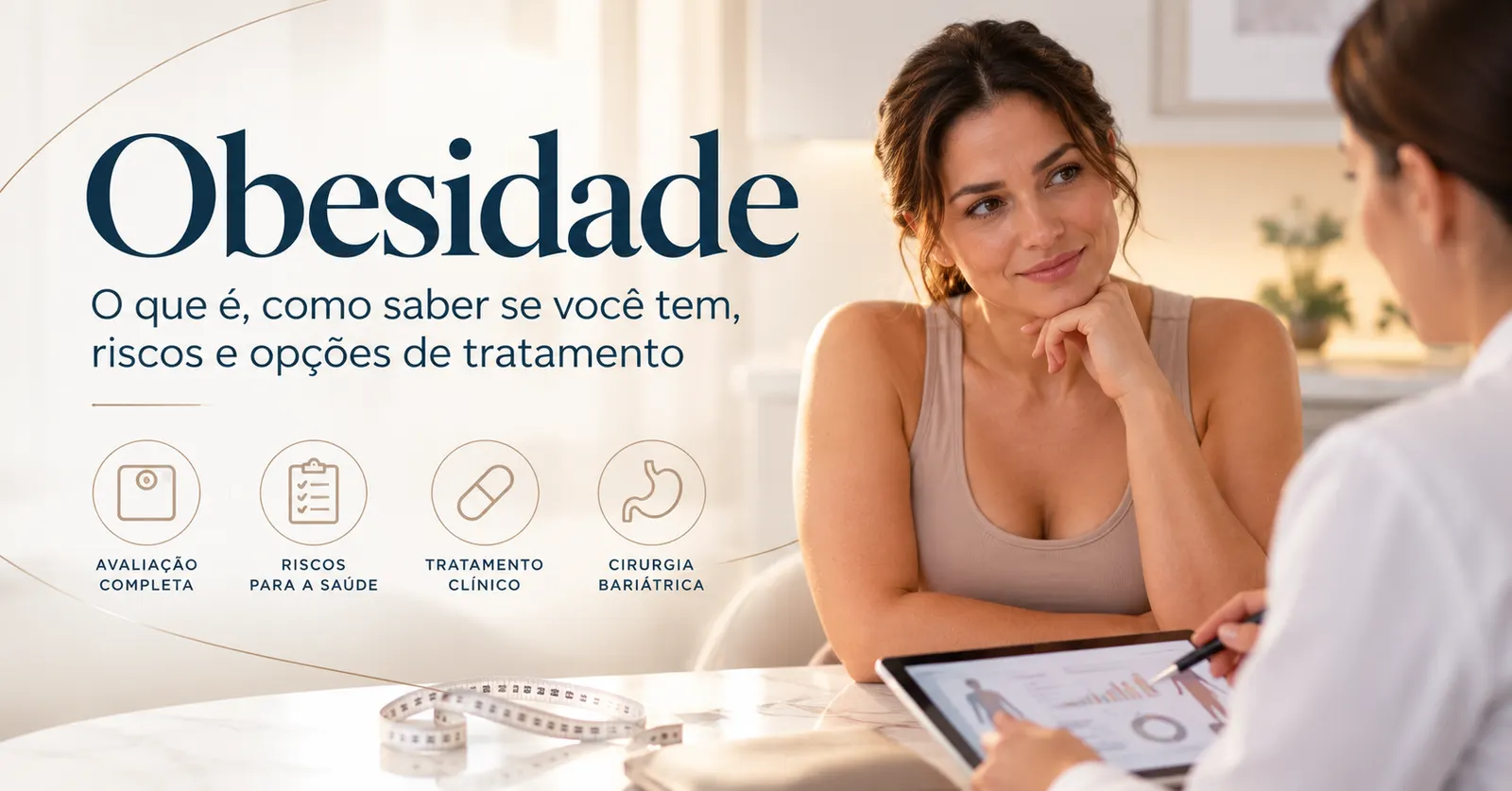 Paciente conversa com a médica, que mostra a composição corporal em um tablet, com fita métrica sobre a mesa e ícones de avaliação, riscos, tratamento clínico e cirurgia bariátrica